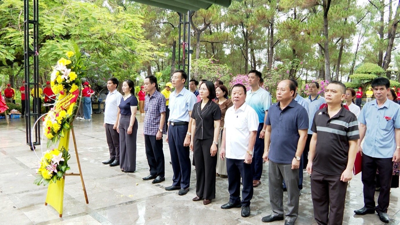 ĐOÀN ĐẠI BIỂU PHƯỜNG TRẦN HƯNG ĐẠO DÂNG HƯƠNG, DÂNG HOA TƯỞNG NIỆM CÁC ANH HÙNG LIỆT SĨ TẠI HÀ TĨNH VÀ QUẢNG TRỊ