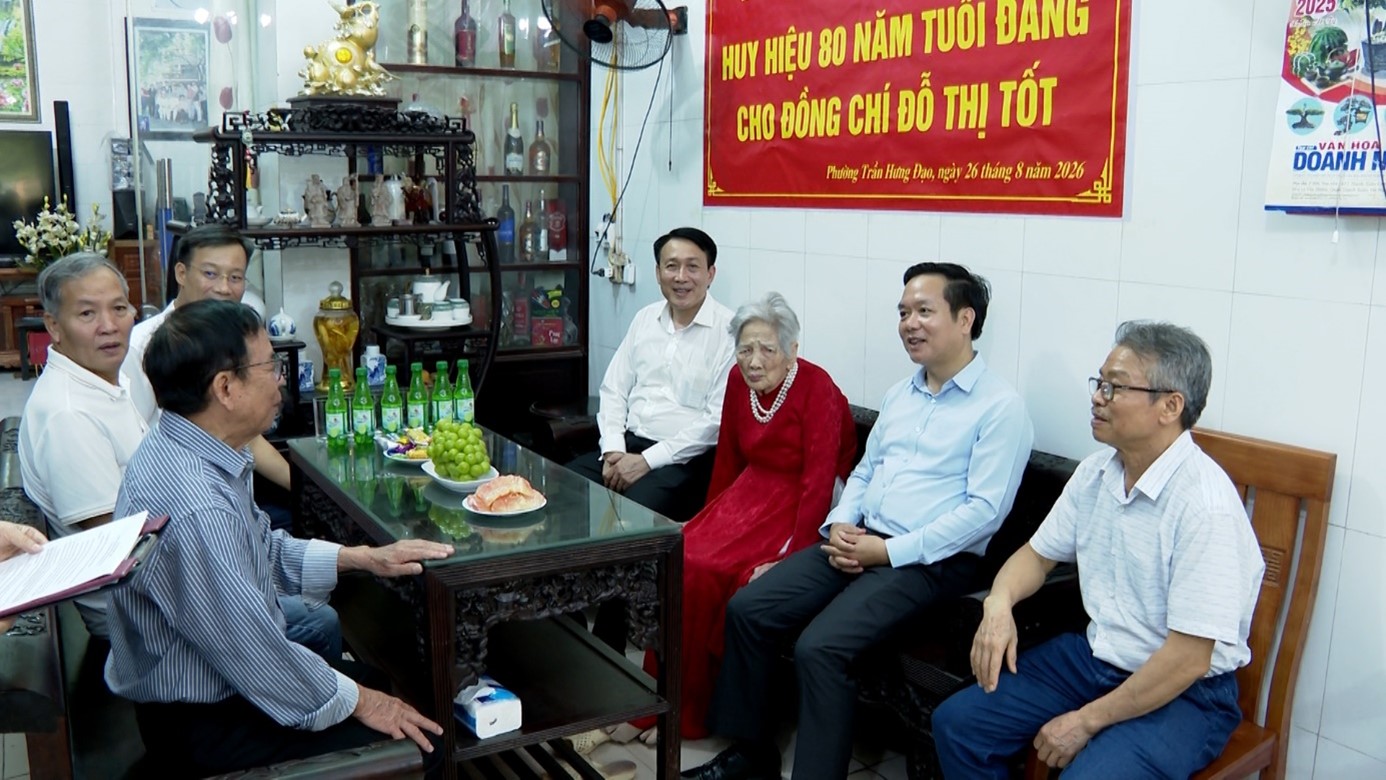 BÍ THƯ TỈNH ỦY PHẠM QUANG NGỌC TRAO TẶNG HUY HIỆU 80 NĂM TUỔI ĐẢNG CHO 4 ĐẢNG VIÊN PHƯỜNG TRẦN HƯNG ĐẠO