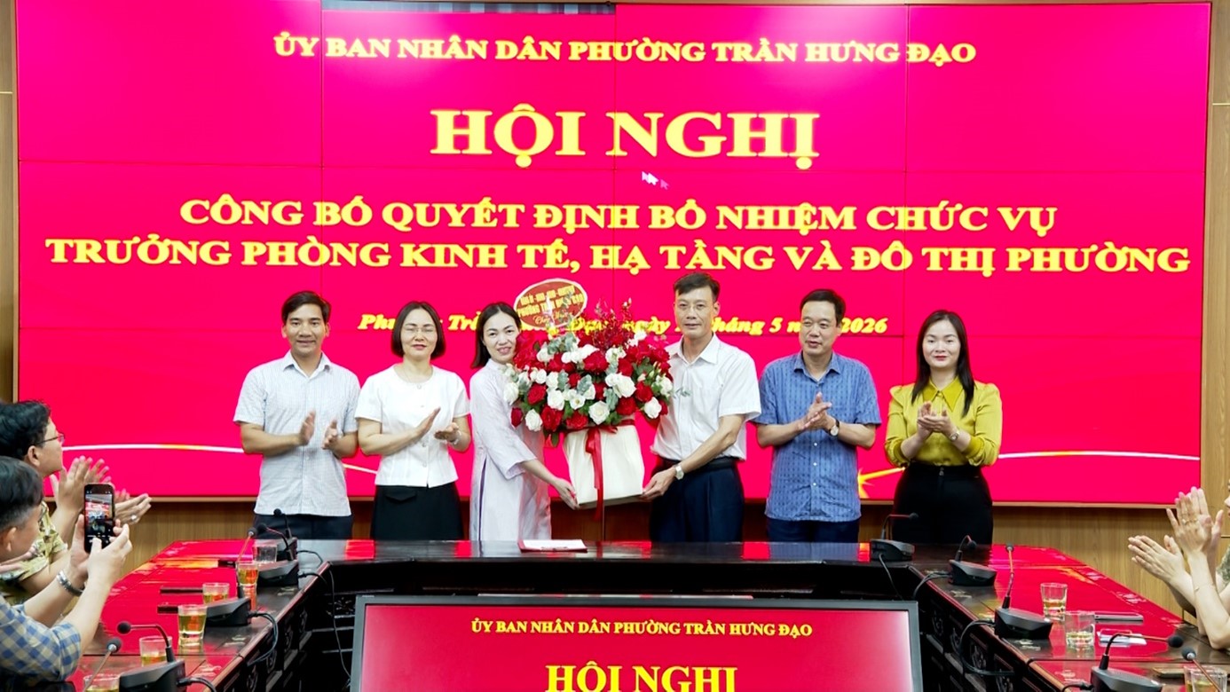 PHƯỜNG TRẦN HƯNG ĐẠO CÔNG BỐ QUYẾT ĐỊNH BỔ NHIỆM TRƯỞNG PHÒNG KINH TẾ, HẠ TẦNG VÀ ĐÔ THỊ