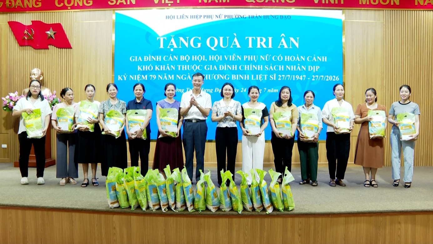 HỘI LIÊN HIỆP PHỤ NỮ PHƯỜNG TRẦN HƯNG ĐẠO TẶNG QUÀ TRI ÂN