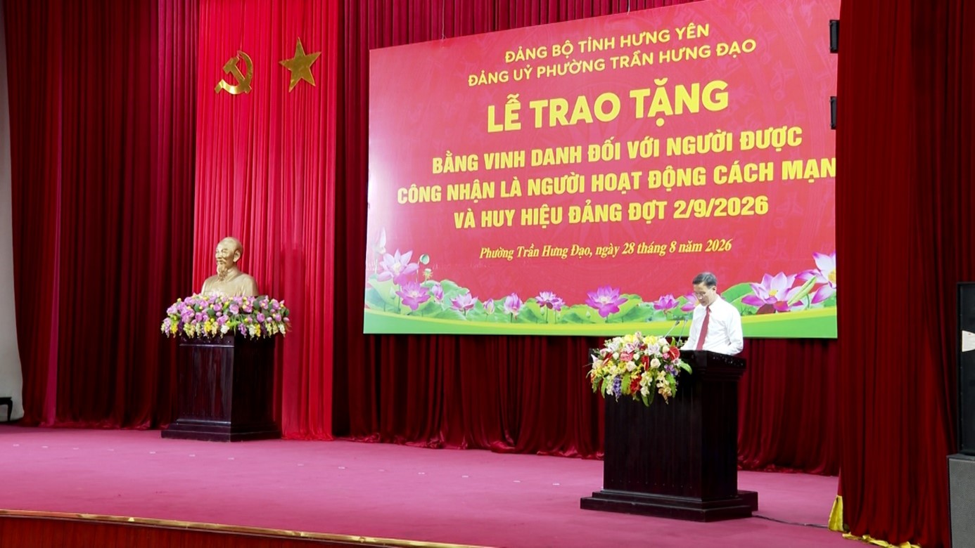 PHƯỜNG TRẦN HƯNG ĐẠO TRAO BẰNG VINH DANH VÀ HUY HIỆU ĐẢNG ĐỢT 02/9/2026