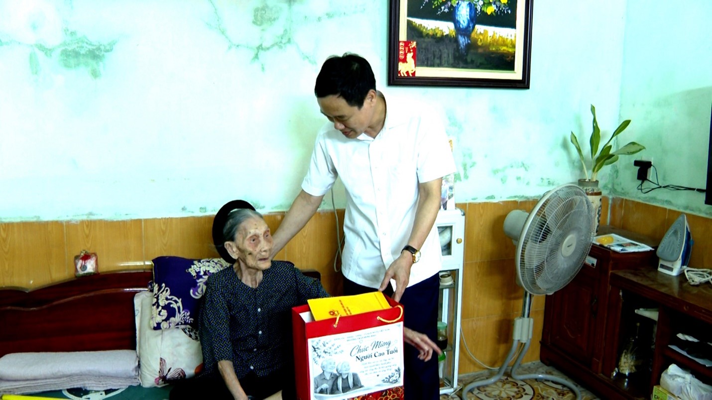 LÃNH ĐẠO PHƯỜNG TRẦN HƯNG ĐẠO THĂM, TẶNG QUÀ NGƯỜI CAO TUỔI NHÂN NGÀY QUỐC TẾ NGƯỜI CAO TUỔI 01/10