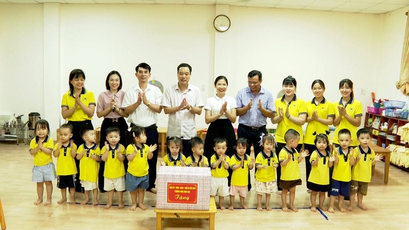 LÃNH ĐẠO PHƯỜNG TRẦN HƯNG ĐẠO THĂM, TẶNG QUÀ THIẾU NHI NHÂN NGÀY QUỐC TẾ THIẾU NHI 1/6