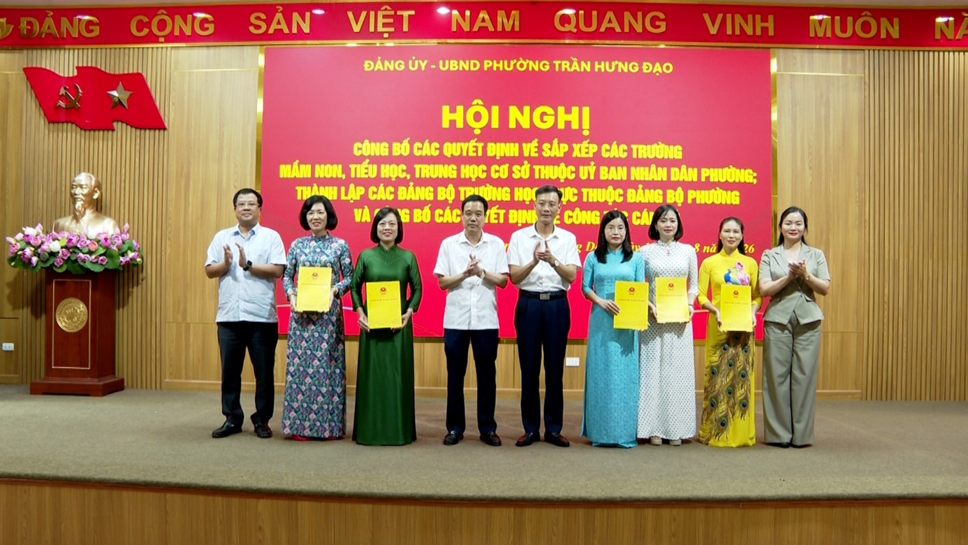 PHƯỜNG TRẦN HƯNG ĐẠO CÔNG BỐ CÁC QUYẾT ĐỊNH VỀ SẮP XẾP TRƯỜNG HỌC VÀ CÔNG TÁC CÁN BỘ