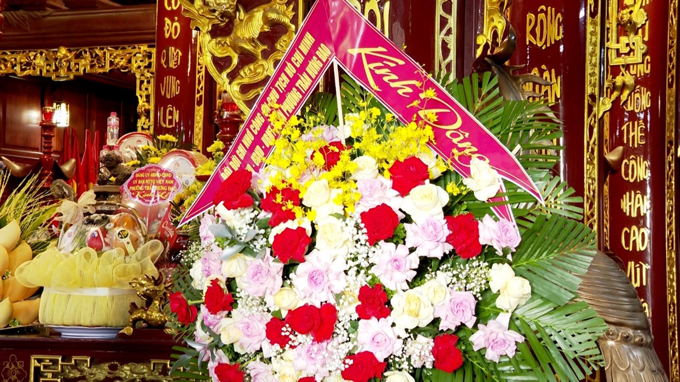 LÃNH ĐẠO PHƯỜNG TRẦN HƯNG ĐẠO DÂNG HƯƠNG, DÂNG HOA TẠI ĐỀN THỜ BÁC HỒ VÀ ĐỀN THỜ LIỆT SĨ TỈNH