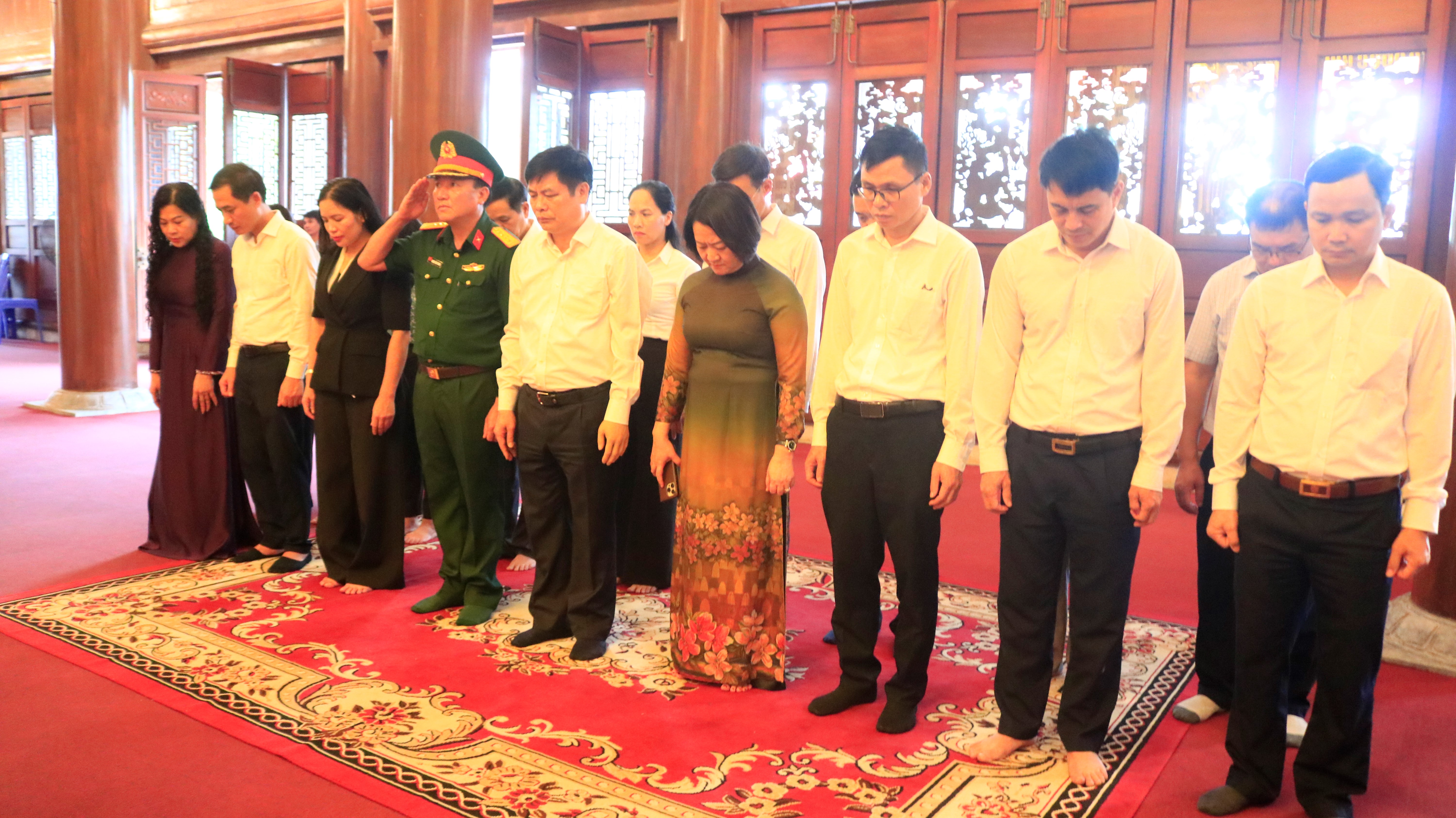 Ban Tổ chức Đại hội Thi đua yêu nước tỉnh Hưng Yên lần thứ I dâng hương tưởng niệm Chủ tịch Hồ Chí Minh, đồng chí Nguyễn Đức Cảnh và các anh hùng liệt sĩ