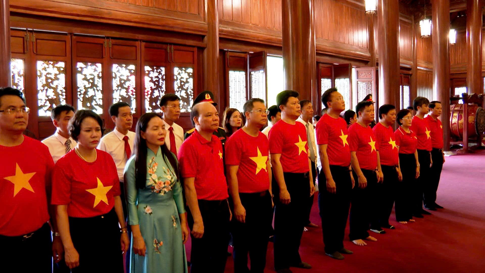 Đoàn đại biểu tỉnh và phường Trần Hưng Đạo dâng hương nhân kỷ niệm 80 năm Cách mạng Tháng Tám và Quốc khánh 2/9