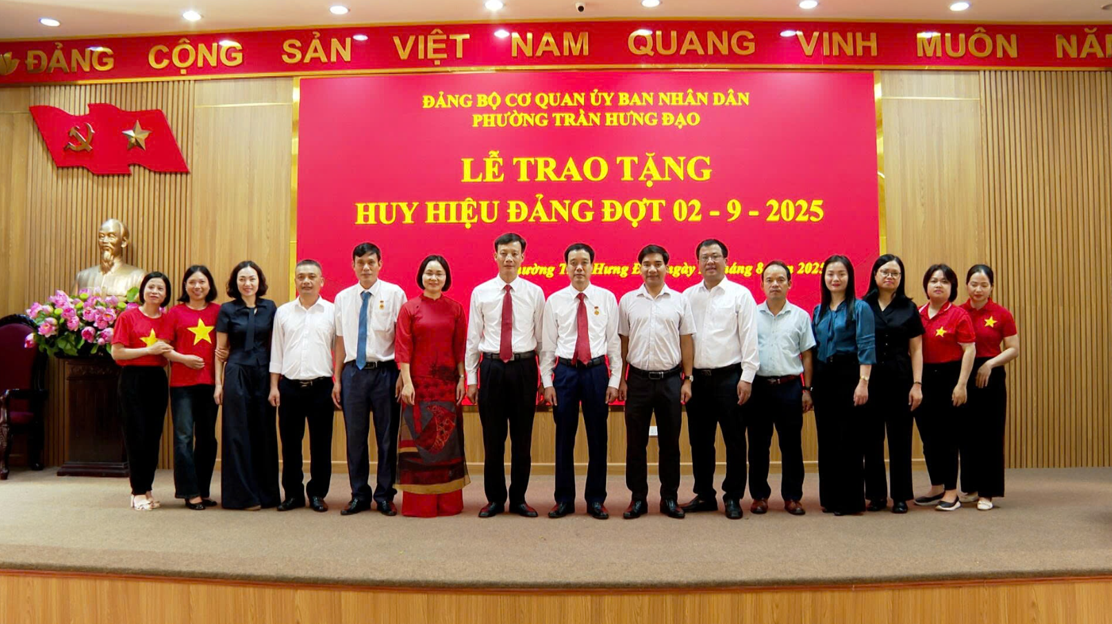 Đảng bộ cơ quan UBND phường Trần Hưng Đạo trao Huy hiệu Đảng đợt 2/9/2025