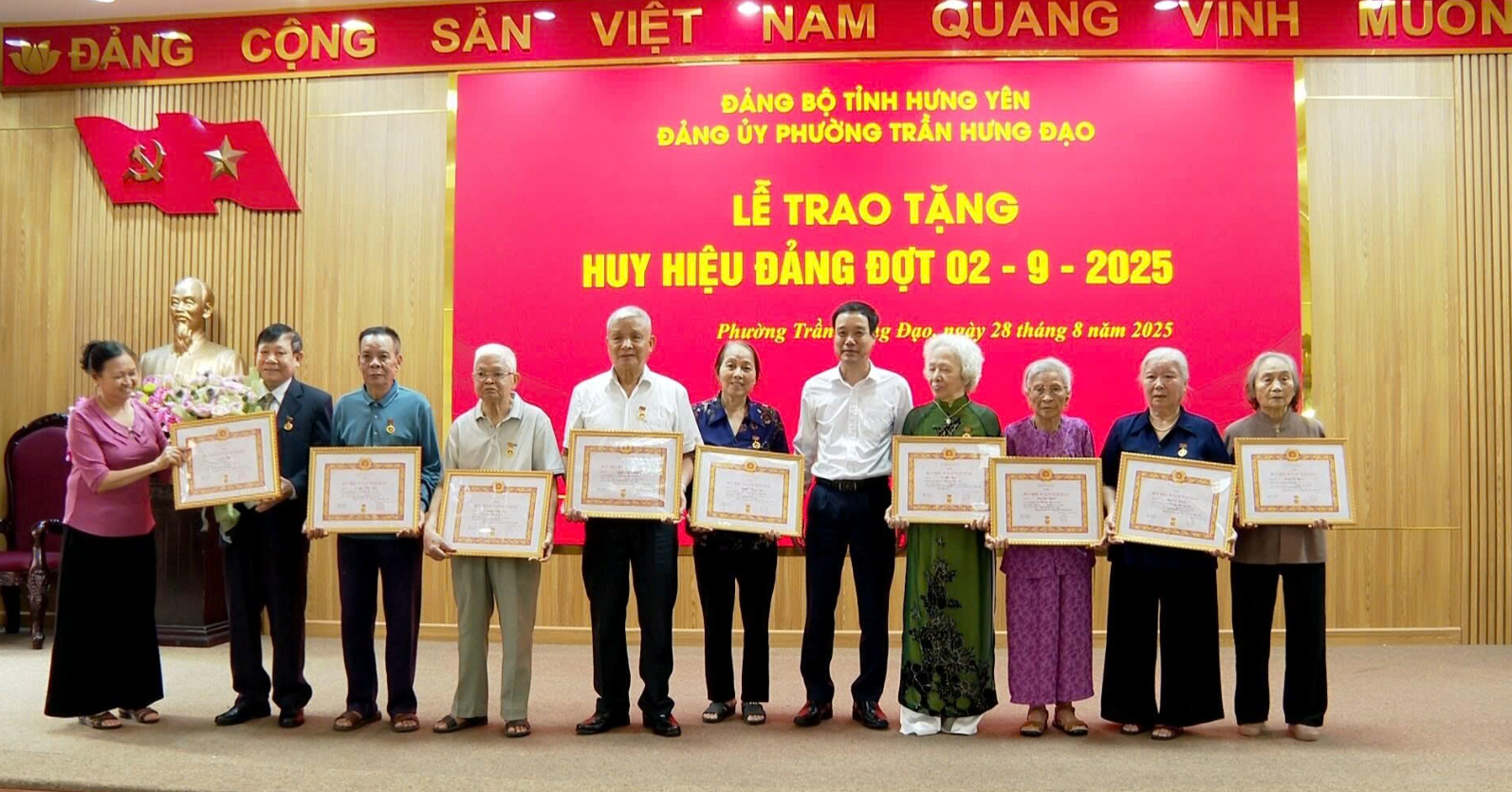 Phường Trần Hưng Đạo: 120 đảng viên được nhận Huy hiệu Đảng Đợt 2/9/2025