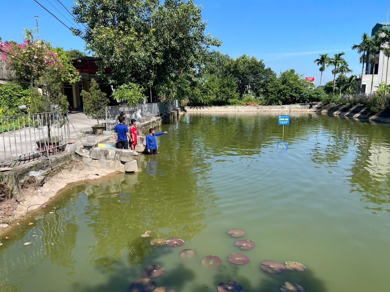 Đoàn Thanh niên phường Trần Hưng Đạo tổ chức gắn biển cảnh báo phòng, chống tai nạn đuối nước