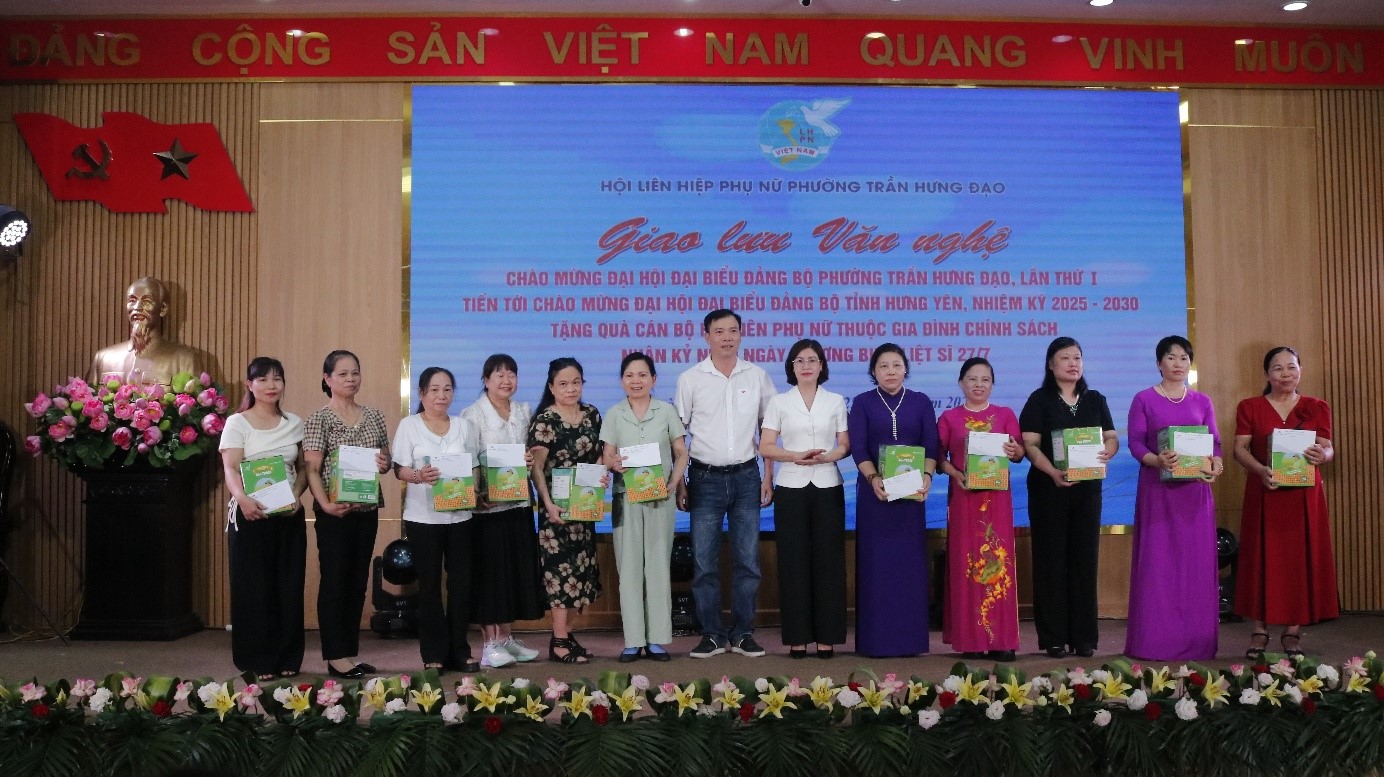 Hội Liên hiệp Phụ nữ phường Trần Hưng Đạo: Giao lưu văn nghệ chào mừng Đại hội Đảng bộ phường lần thứ I và tặng quà cán bộ, hội viên thuộc gia đình chính sách