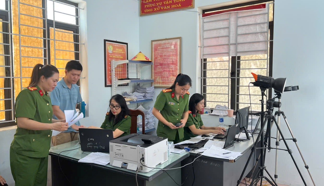 Phường Trần Hưng Đạo thực hiện cấp đổi thẻ Đảng viên