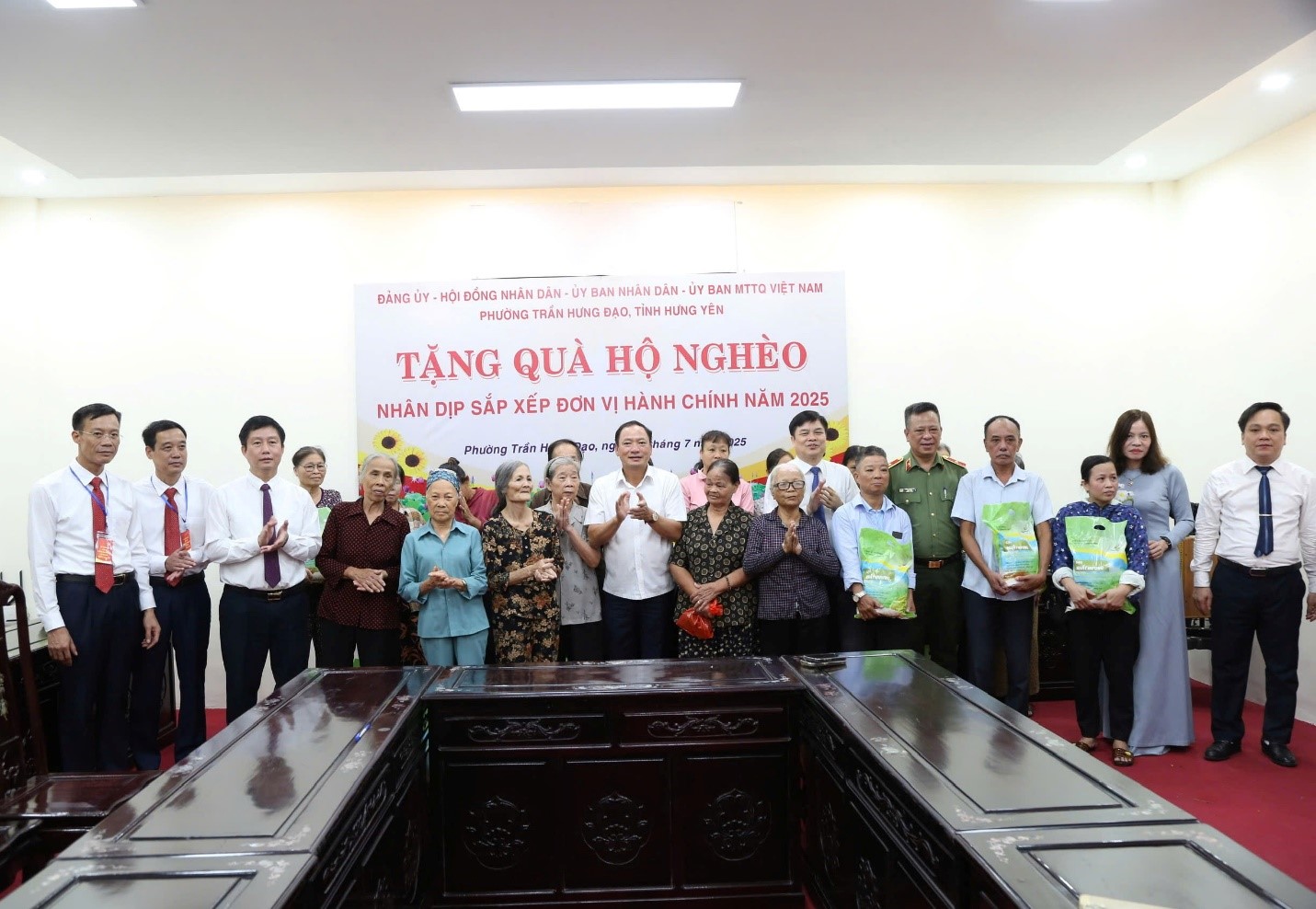 Đồng chí Phó Bí thư Tỉnh ủy, Chủ tịch HĐND tỉnh Hưng Yên: Trao 20 suất quà hỗ trợ các hộ nghèo tại phường Trần Hưng Đạo